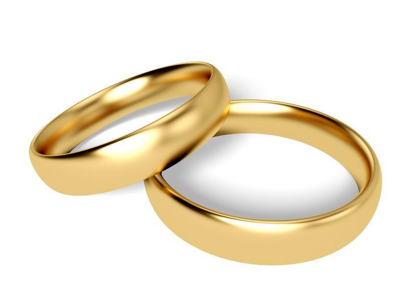 白色背景下的两个金结婚戒指