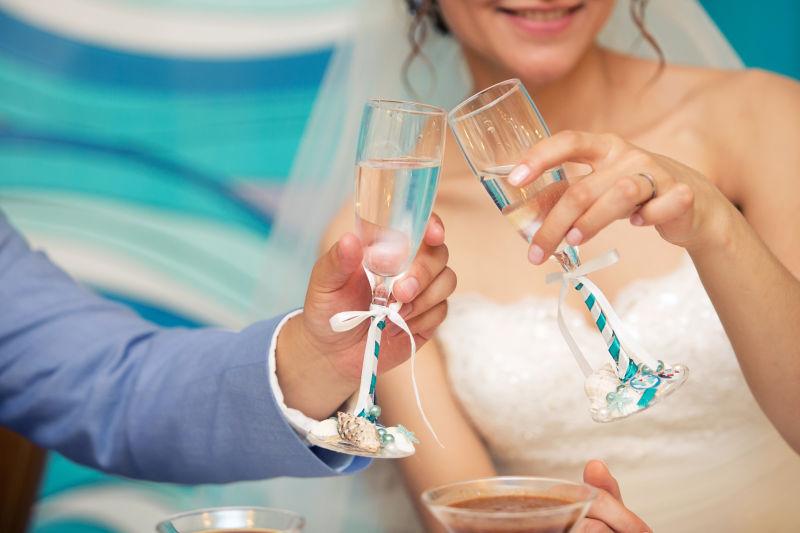 婚礼上新郎和新娘碰杯