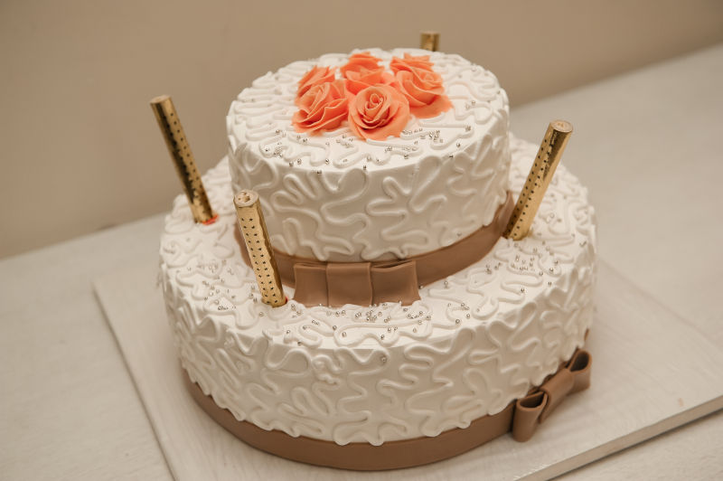 花卉装饰的奶油婚礼蛋糕