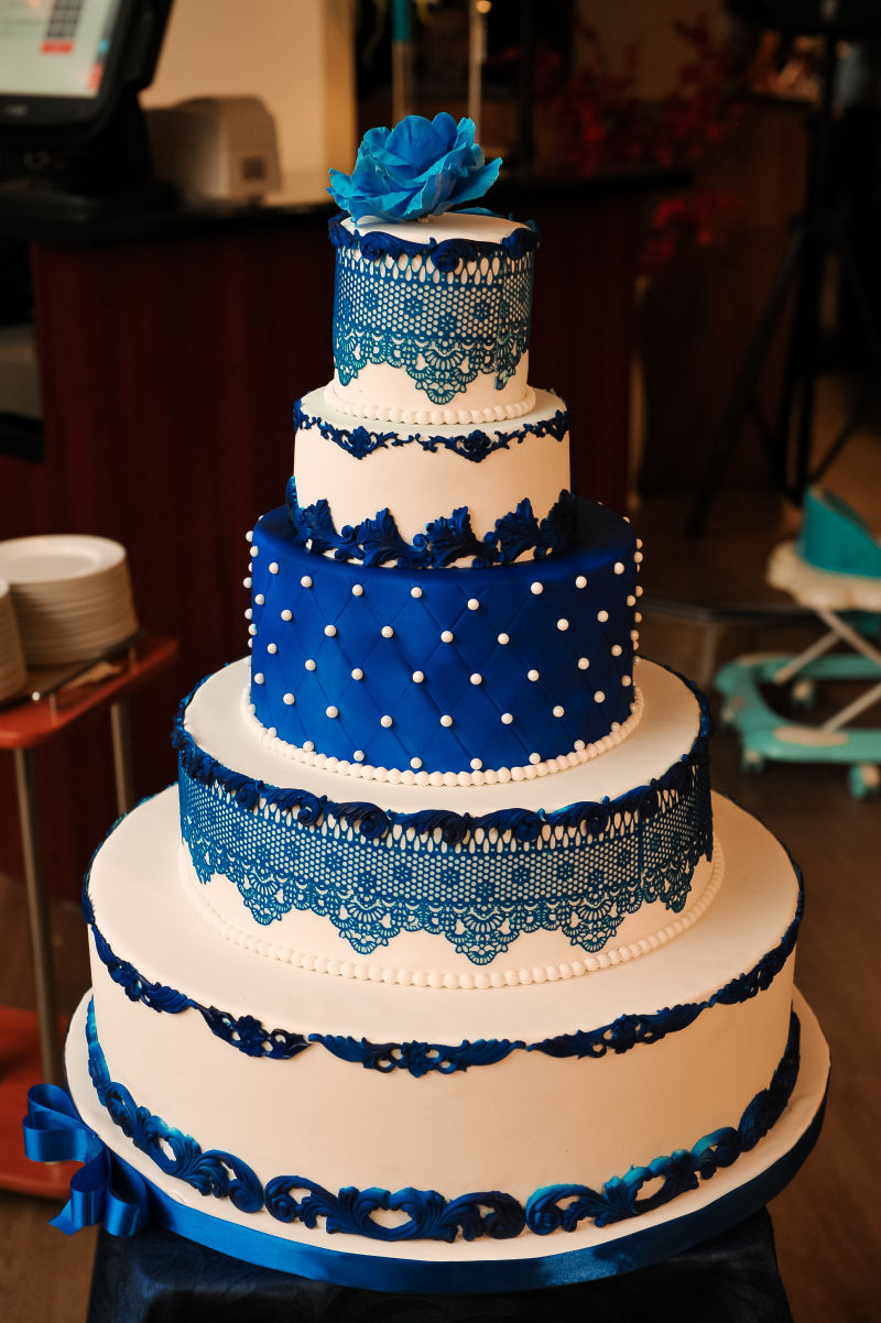 豪华的蓝色婚礼蛋糕
