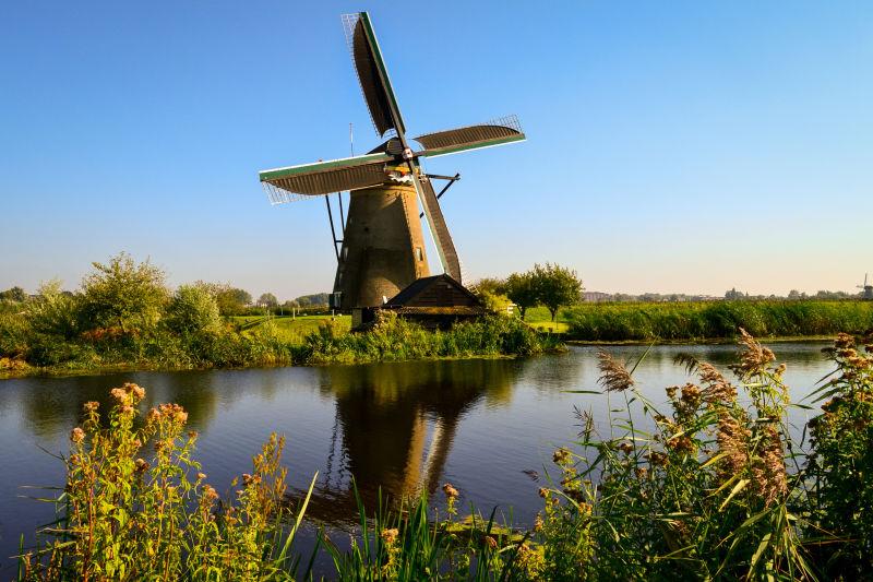 沿江的荷兰风车