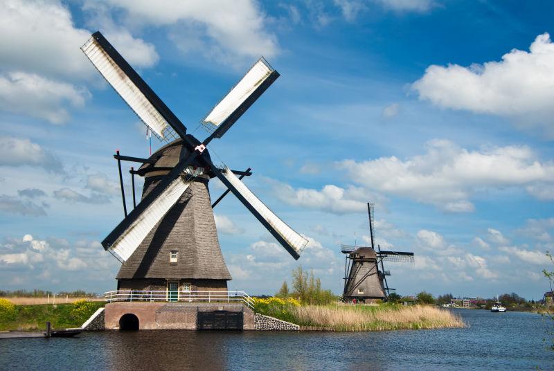 河边美丽的荷兰风车