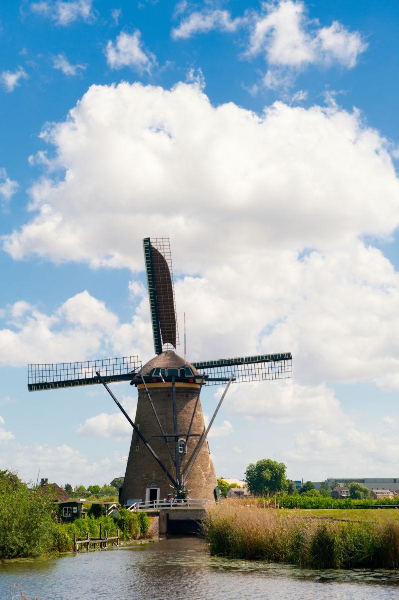 蓝天白云下的美丽荷兰风车