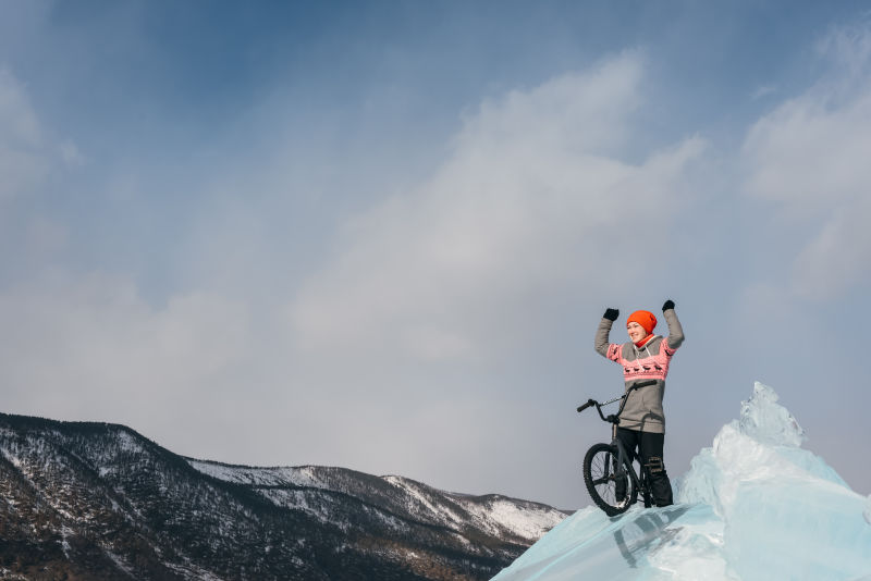 贝加尔湖冰面上骑自行车的女人