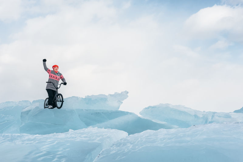 冰面上骑自行车的女人