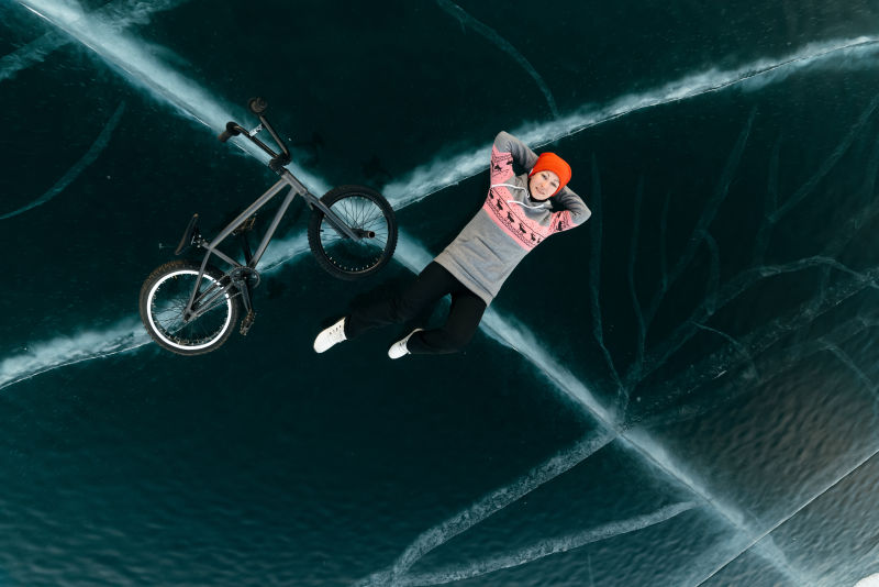 躺在冰面上的美女与自行车