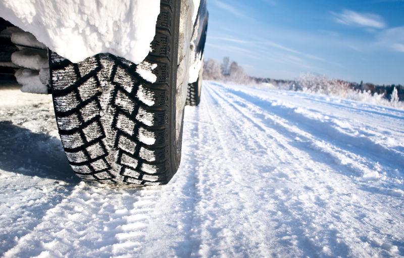 雪地上的轮胎的特写