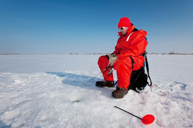 一男子正在冰面上冬钓