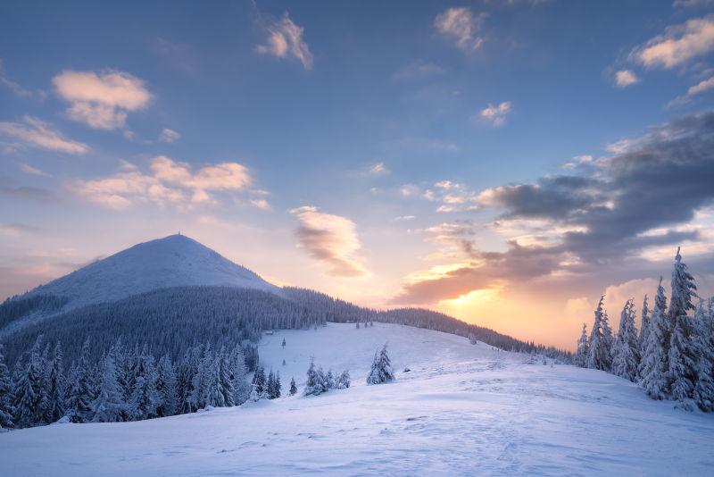 山间冬景图片素材 冬天的风景带一条路在山上创意图片素材 Jpg图片格式 Mac天空素材下载