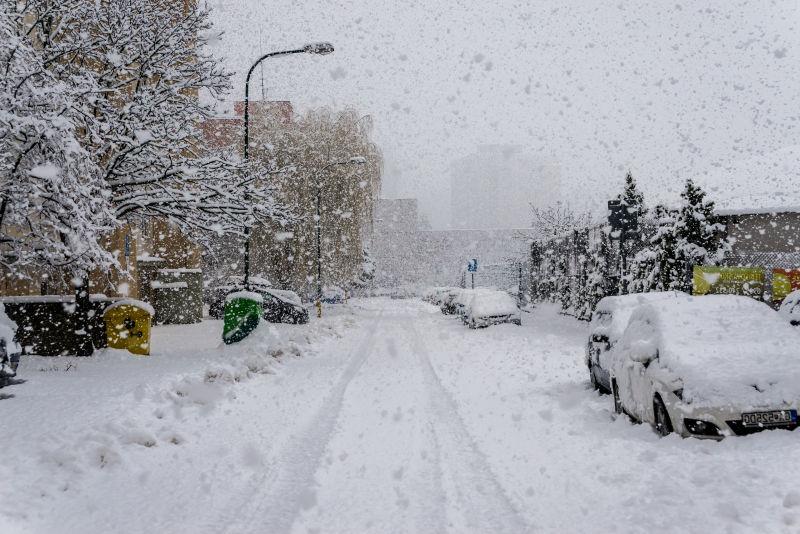 冬季大雪覆盖的城市街头