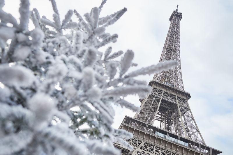 埃菲尔铁塔下雪的圣诞树