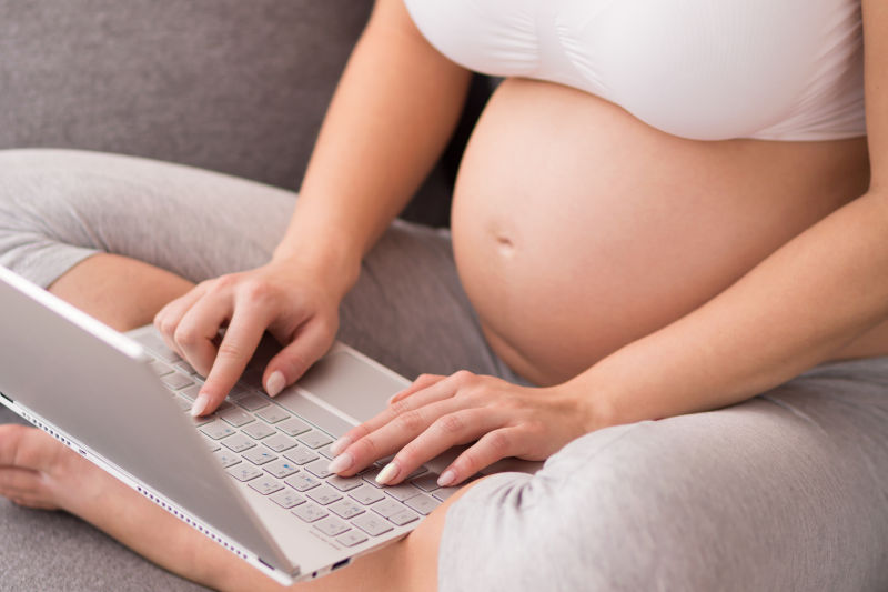 ‎怀孕的妇女在用电脑