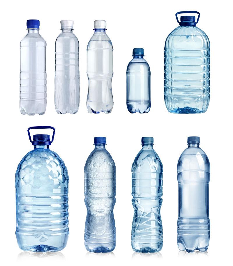 白色背景下不同包装的瓶装水