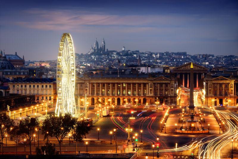 夜幕时分灯火通明的巴黎城市