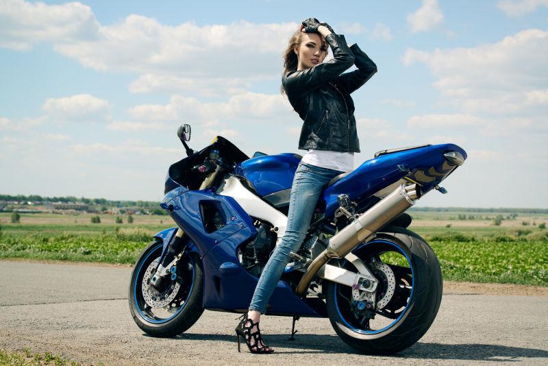 性感的年轻女子骑着摩托车