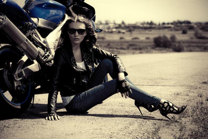 一位骑摩托车的漂亮女子