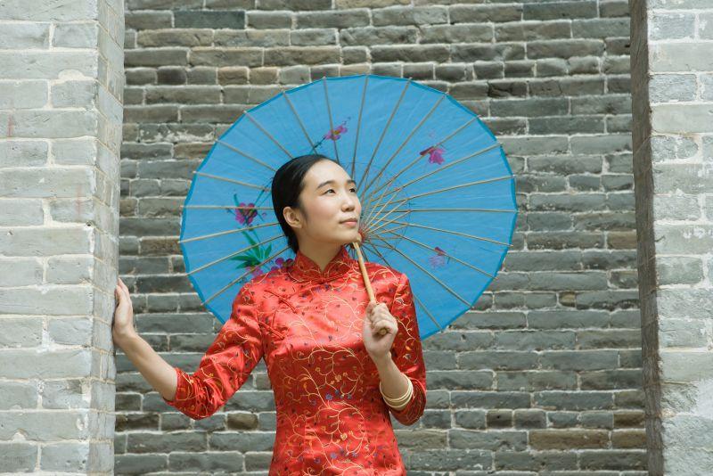 穿着红色传统礼服的中国女人