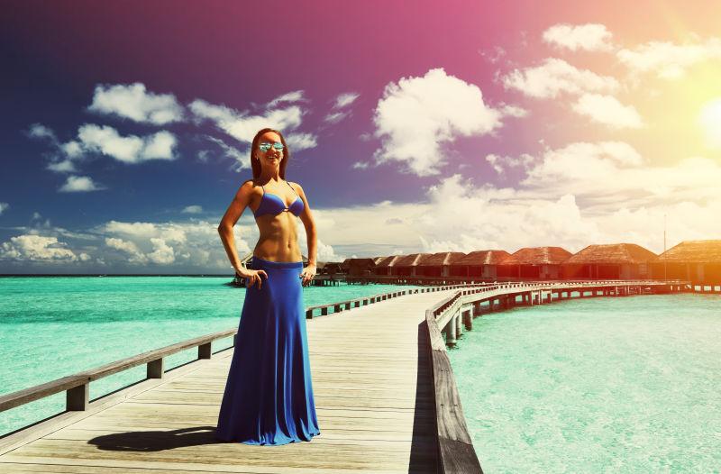 马尔代夫热带海滩码头上的美女