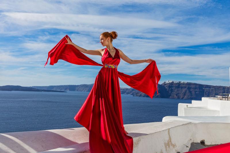 圣托里尼建筑背景下的红裙美女