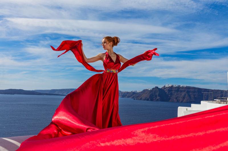 圣托里尼岛上穿着红色礼服的美女