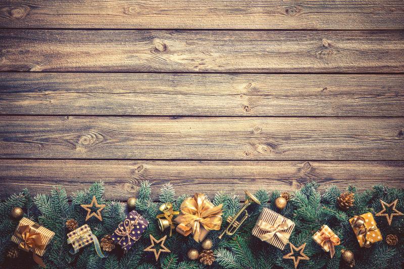 木质桌板上圣诞树上的各种装饰品