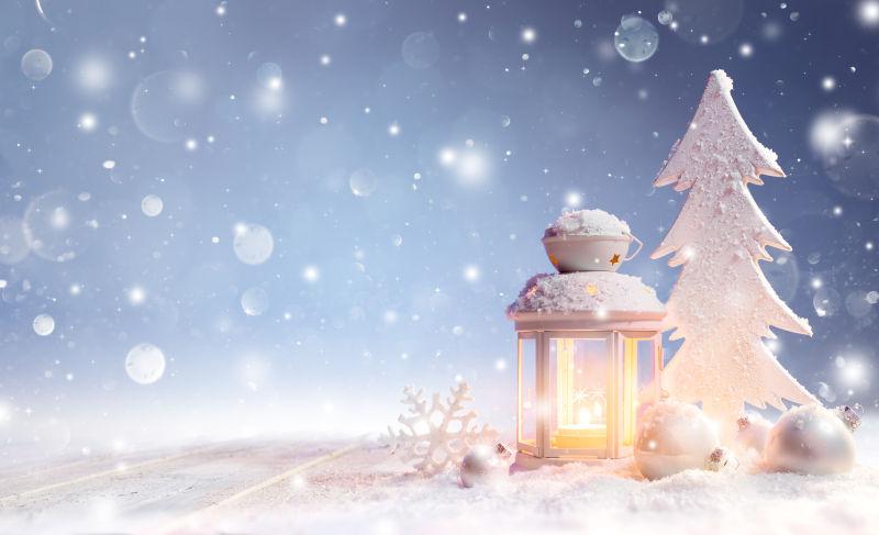 覆盖着雪花的圣诞油灯和圣诞树装饰