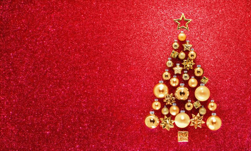红色背景上用闪亮装饰品拼成的圣诞树