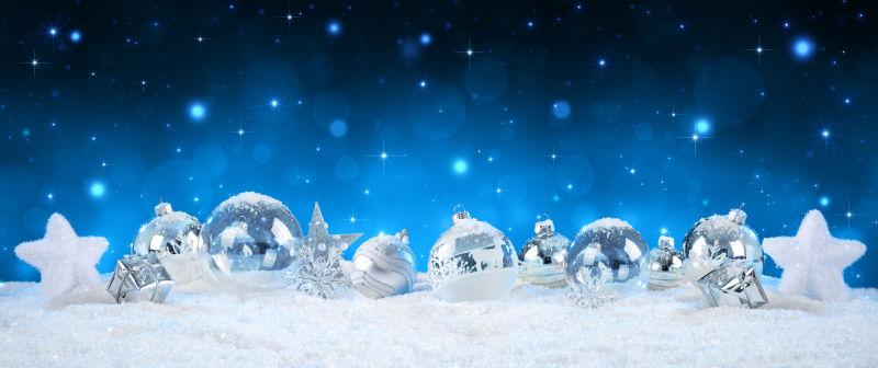 美丽的圣诞背景下装饰着银白色铃铛和圣诞星星