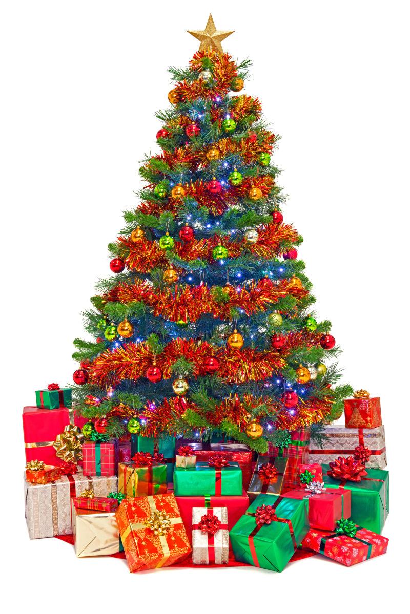 白色背景前挂着礼盒和礼物的圣诞树