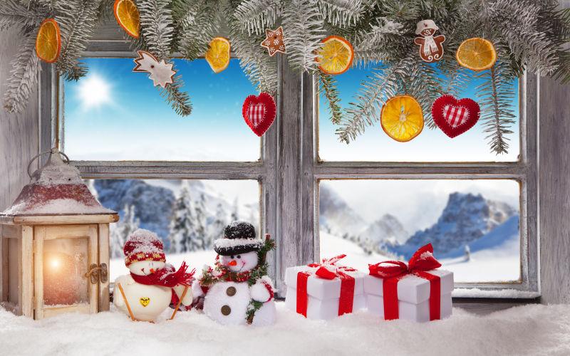 摆满圣诞礼物和装饰的圣诞节窗户背景