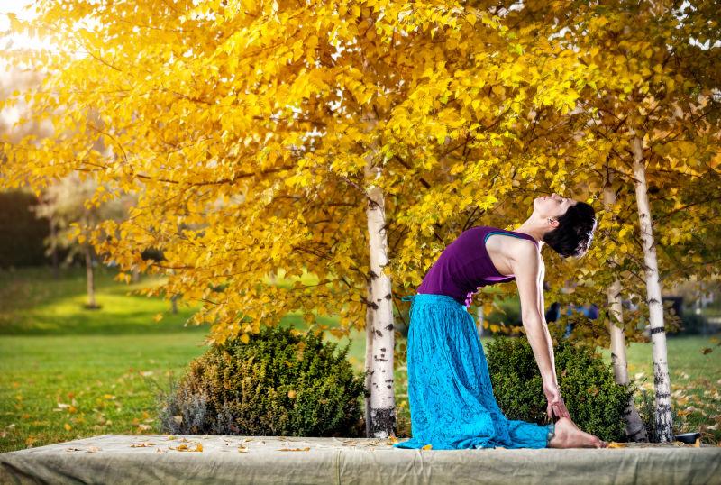 秋天公园里的瑜伽