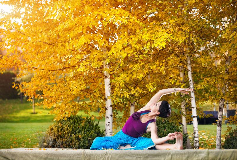 秋天公园里练习瑜伽的美女