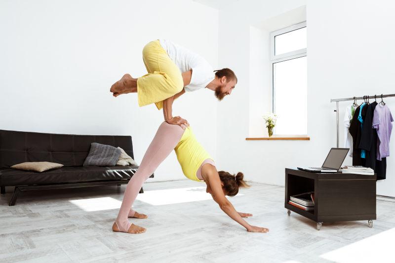 年轻的外国夫妻在锻炼瑜伽