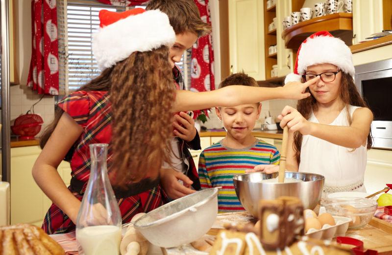 在厨房自己下手准备圣诞节糕点的孩子们