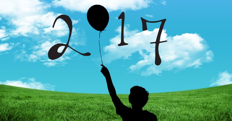 男孩抱气球形成2017新年标志的剪影