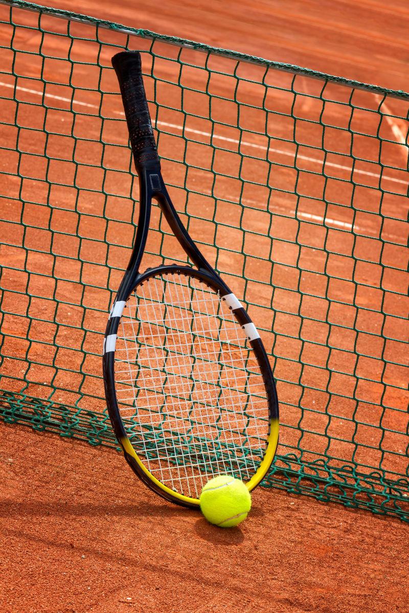 在网球场上网球拍和球的特写