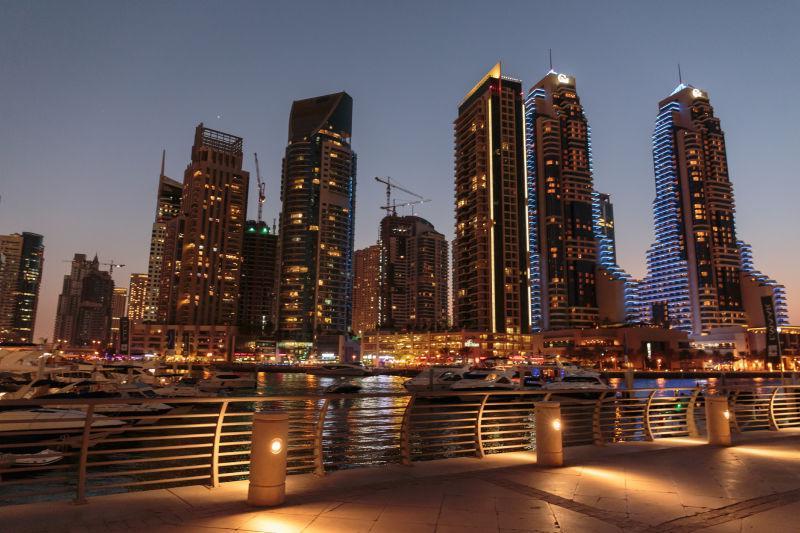 迪拜码头的现代豪华建筑