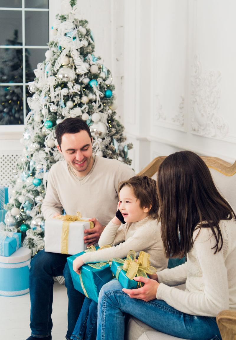 室内幸福的一家人和圣诞树