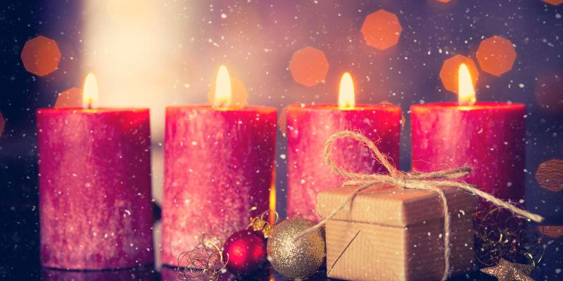 圣诞装饰圣诞蜡烛和蜡烛为来临季节四蜡烛燃烧