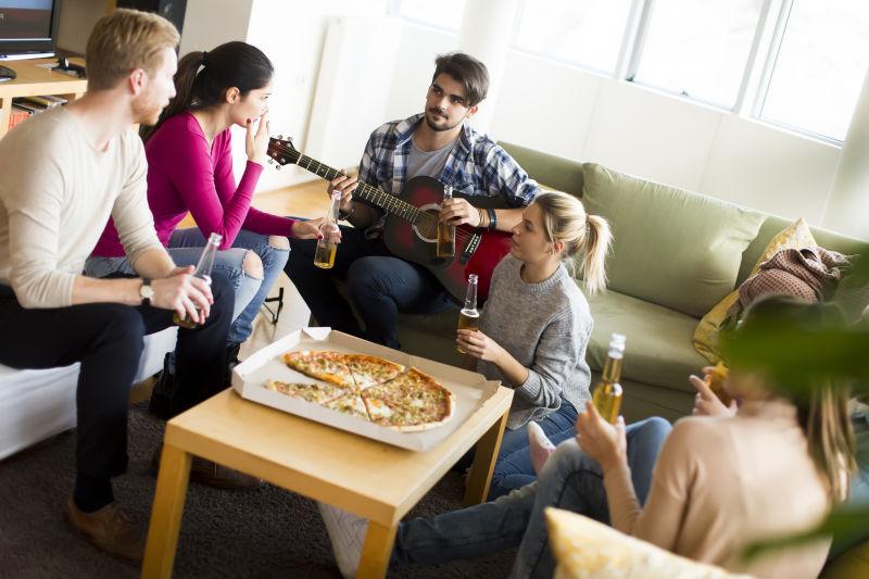 吃着披萨听着吉他的派对