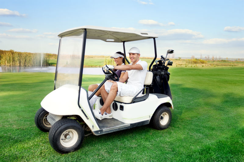 幸福夫妻在驾驶高尔夫球车