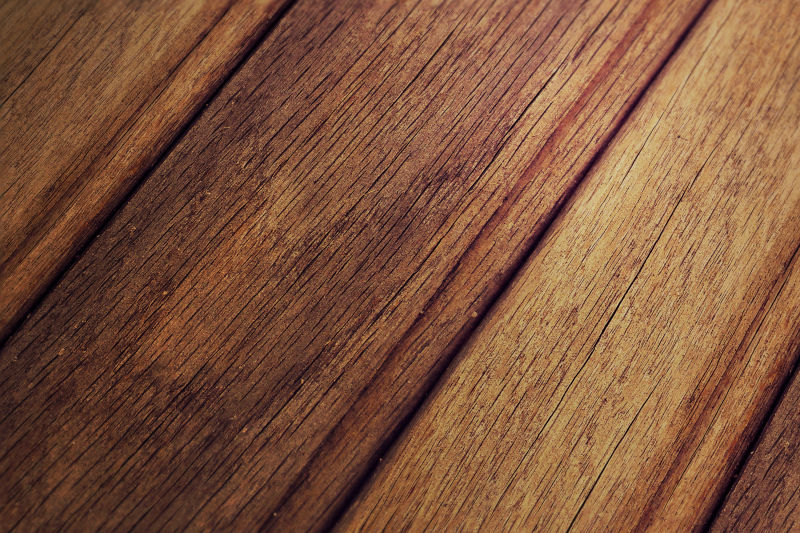 棕色木材制成的地板