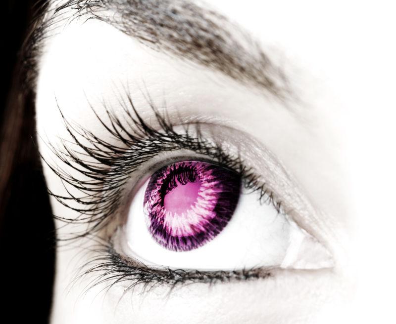 年轻女孩紫色瞳孔