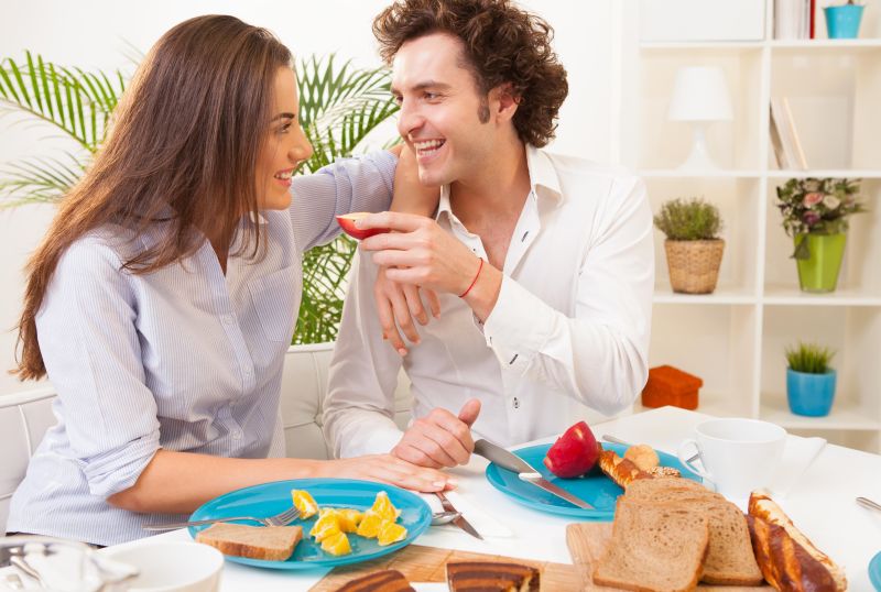 在一起开心吃水果的年轻夫妇