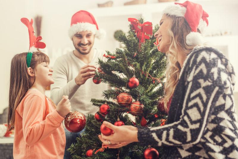 快乐装饰圣诞树的家庭
