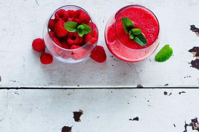 白色木桌上的健康草莓冰沙