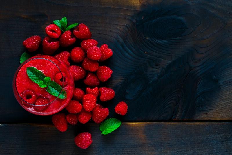 木桌上的草莓和草莓沙拉
