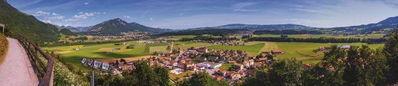 在瑞士弗里堡格吕耶尔的白天全景图