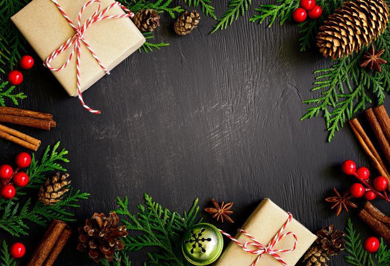 黑色木板上的圣诞节礼物和装饰