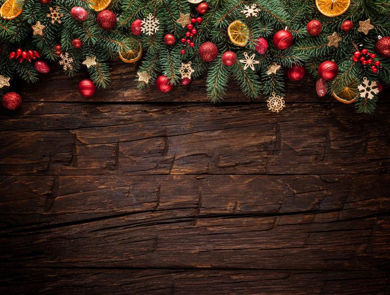 木板上装饰的圣诞云杉枝